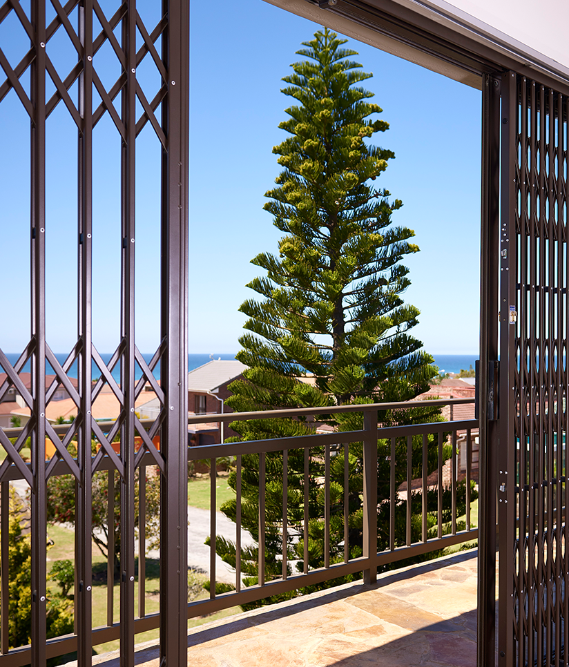 Ho-to-clean-a-retractable-gate